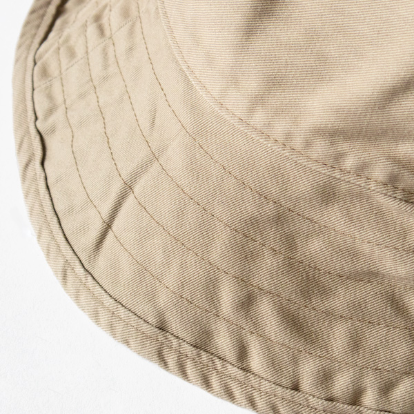 360度何層にもステッチが入っているため、コシがあり型崩れしづらい広めのツバ(KHAKI)