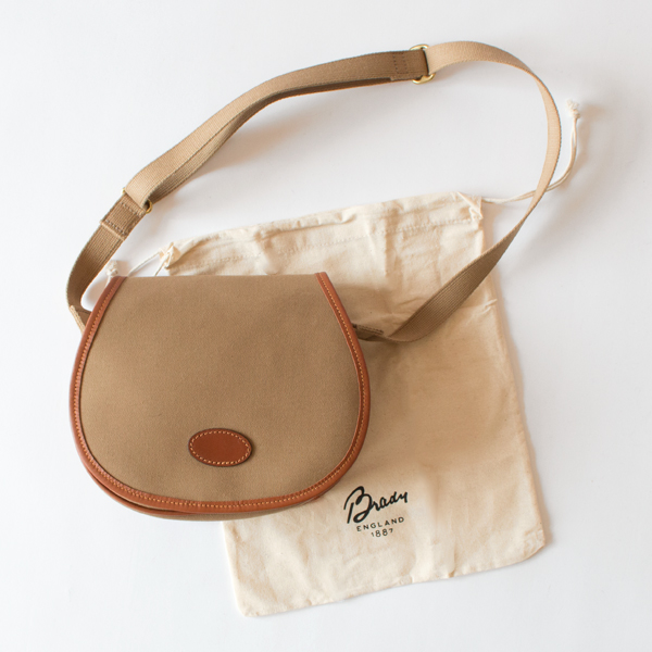 小物入れとしても使える巾着袋付き(KHAKI)