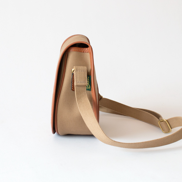 愛嬌あるラウンドフォルムに上品なレザーの縁取り(KHAKI)
