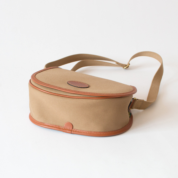 愛嬌あるラウンドフォルムに上品なレザーの縁取り(KHAKI)
