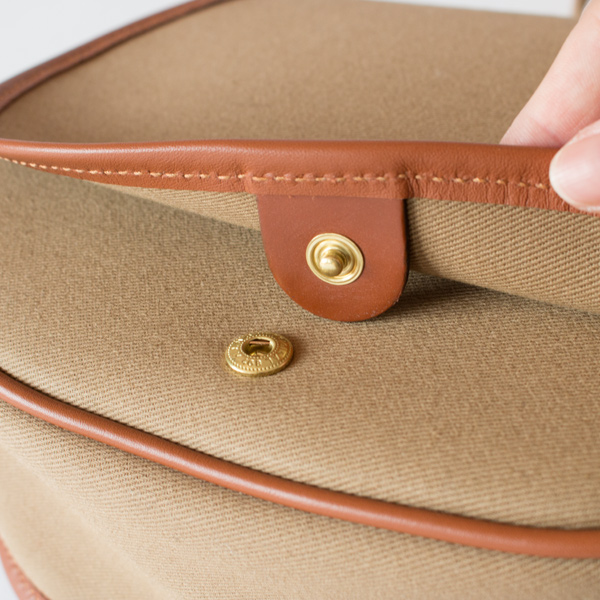 片手でもさっと荷物が取り出しやすいフラップ式(KHAKI)