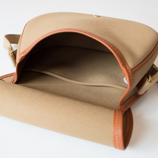 手を入れやすいようにわずかにカーブしている収納口(KHAKI) 手を入れやすいようにわずかにカーブしている収納口(KHAKI)
