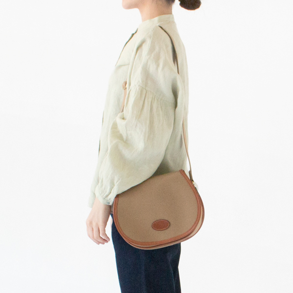ミニマルなデザインで、身につけると品よくスタイルアップしてくれます(KHAKI)