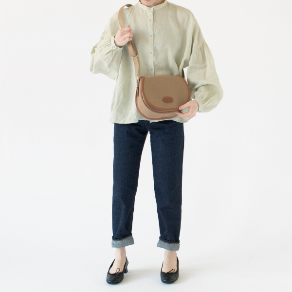 ミニマルなデザインで、身につけると品よくスタイルアップしてくれます(KHAKI)