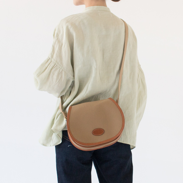 コンパクトながらもたっぷりの収納力(KHAKI)