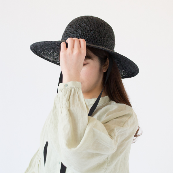 こなれた大人らしい雰囲気に(BLACK)