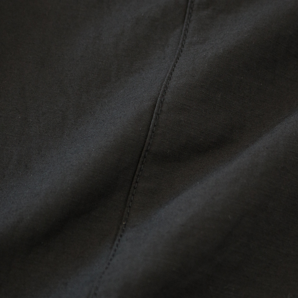 ミリタリーウェアにも使われるほど丈夫なバックサテン生地(BLK)