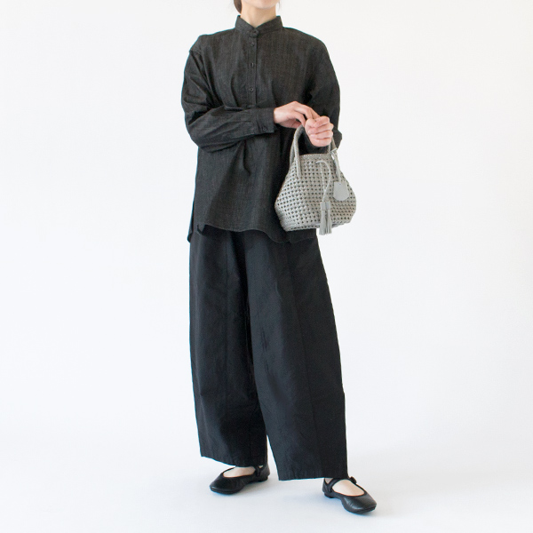 トップスの組み合わせで雰囲気を変える着回し力があるパンツです(身長162cm・BLK)