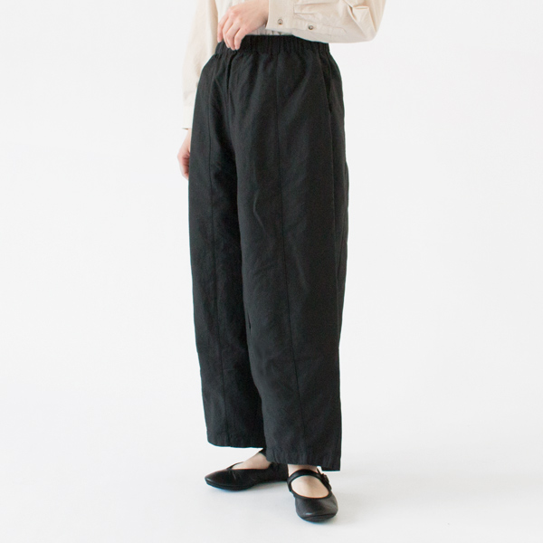 脚が動かしやすいゆったりとしたシルエットのワイドパンツ(身長162cm・BLK)