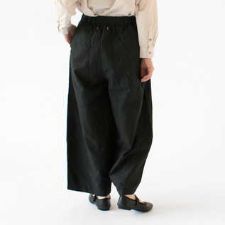 脚が動かしやすいゆったりとしたシルエットのワイドパンツ(身長162cm・BLK) 脚が動かしやすいゆったりとしたシルエットのワイドパンツ(身長162cm・BLK)
