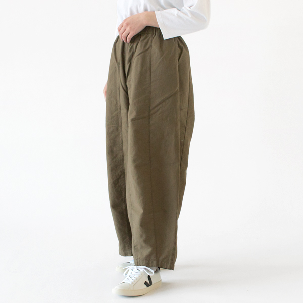 脚が動かしやすいゆったりとしたシルエットのワイドパンツ(身長162cm・KHK)