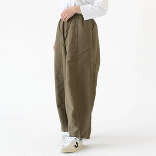 脚が動かしやすいゆったりとしたシルエットのワイドパンツ(身長162cm・KHK) 脚が動かしやすいゆったりとしたシルエットのワイドパンツ(身長162cm・KHK)