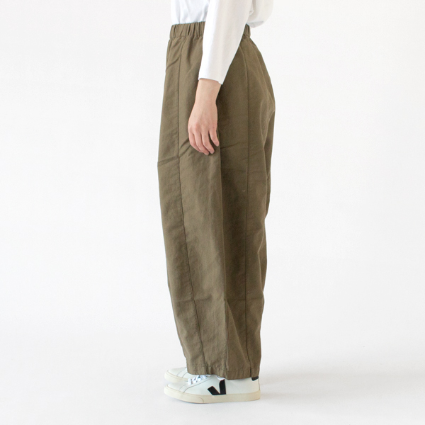 脚が動かしやすいゆったりとしたシルエットのワイドパンツ(身長162cm・KHK)