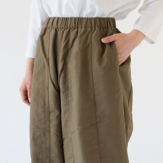 前身と後ろ身に2本づつ入った特徴的な切り替え(身長162cm・KHK) 前身と後ろ身に2本づつ入った特徴的な切り替え(身長162cm・KHK)