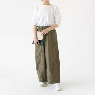 切り替えが入ることですらりと縦長に見せてくれます(身長162cm・KHK) 切り替えが入ることですらりと縦長に見せてくれます(身長162cm・KHK)