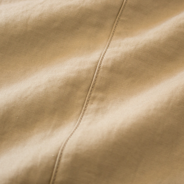 ミリタリーウェアにも使われるほど丈夫なバックサテン生地(BEG)