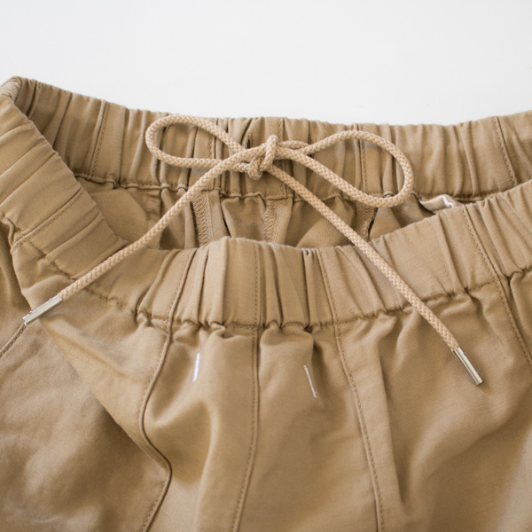 ウエストは、ゴムと紐のイージーパンツ仕様(BEG)