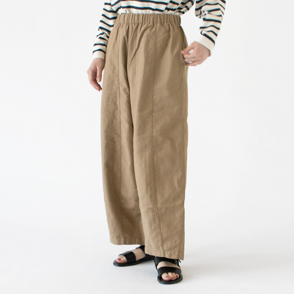 脚が動かしやすいゆったりとしたシルエットのワイドパンツ(身長162cm・BEG)