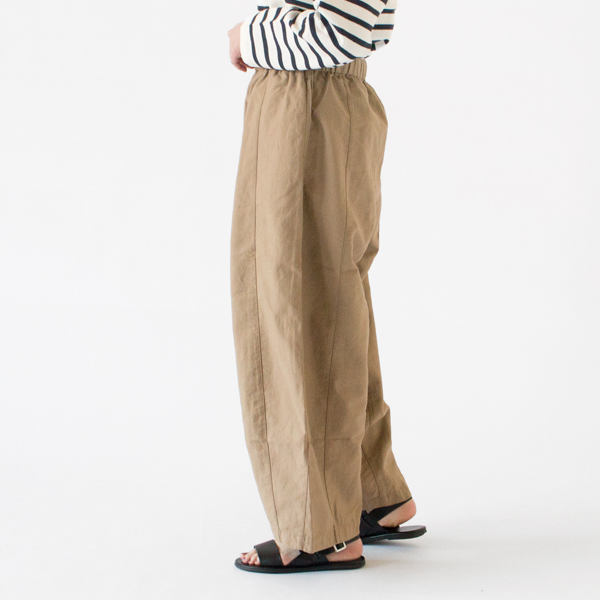 脚が動かしやすいゆったりとしたシルエットのワイドパンツ(身長162cm・BEG)