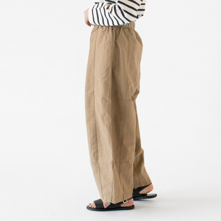 脚が動かしやすいゆったりとしたシルエットのワイドパンツ(身長162cm・BEG) 脚が動かしやすいゆったりとしたシルエットのワイドパンツ(身長162cm・BEG)