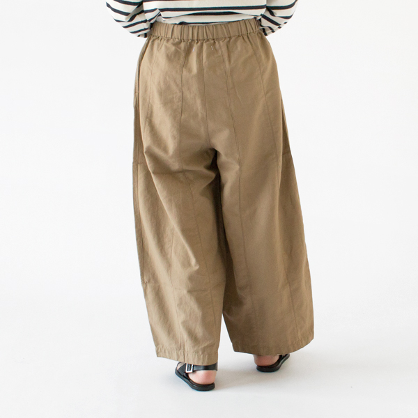 脚が動かしやすいゆったりとしたシルエットのワイドパンツ(身長162cm・BEG)