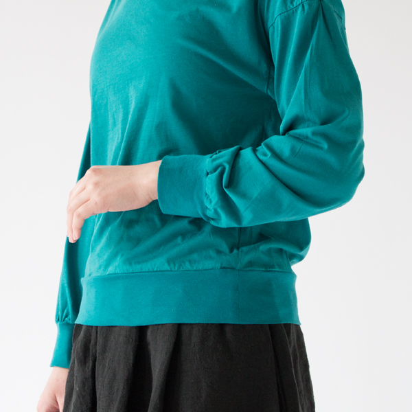 袖口、裾はリブ仕様(GREYISH BLUE)