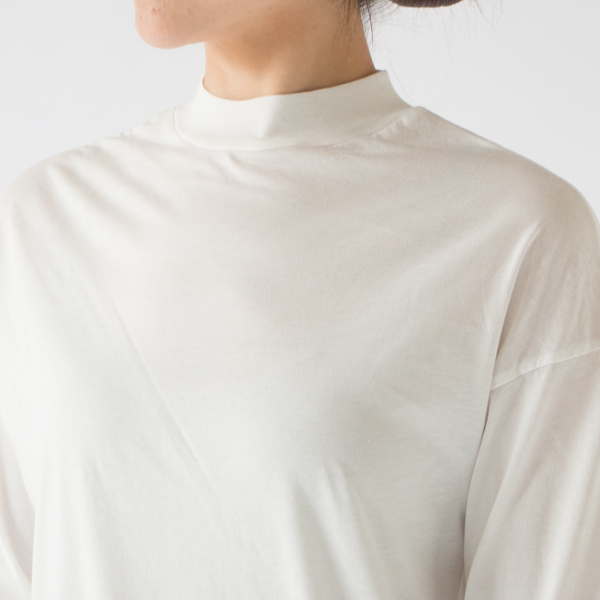 首にフィットするリブ襟(OFF WHITE・身長162cm)