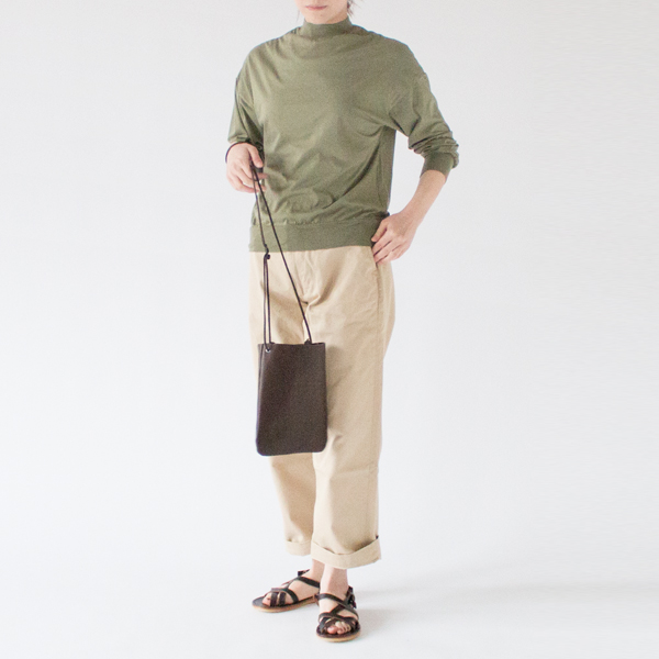 カジュアルになりすぎない色味(KHAKI・身長162cm)