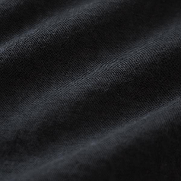 ふんわりした生地と相まって、リラックス感のある着心地(BLACK)