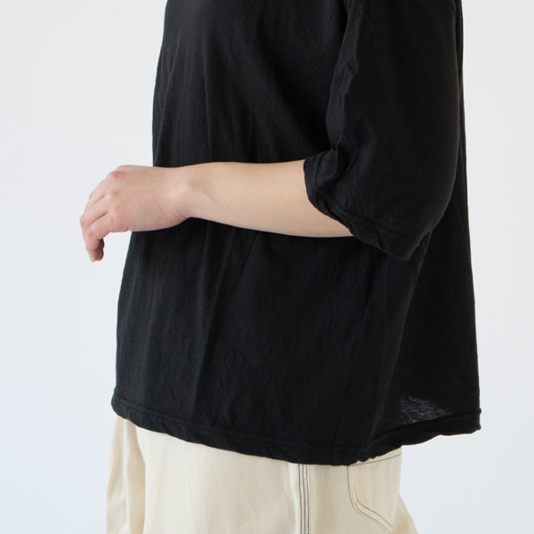 薄手で軽やかな着心地です(BLACK)