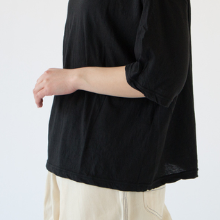 薄手で軽やかな着心地です(BLACK)