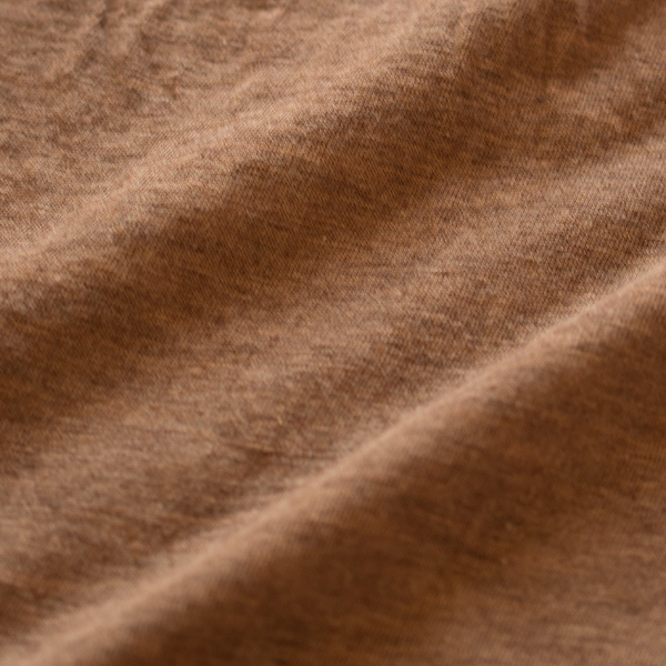 綿のカジュアルさにシルクのしなやかさをプラスした薄手天竺生地(TEA BROWN)