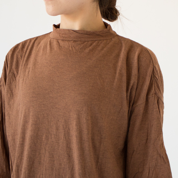 ふんわりした生地と相まって、リラックス感のある着心地(TEA BROWN)