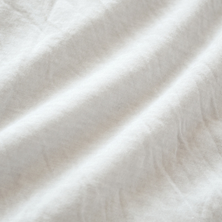 綿のカジュアルさにシルクのしなやかさをプラスした薄手天竺生地(VINTAGE WHITE)