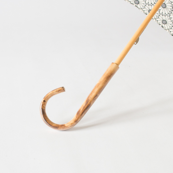 長傘の持ち手は焼き色をつけたエゴノキ(長傘 アイボリー) 長傘の持ち手は焼き色をつけたエゴノキ(長傘 アイボリー)