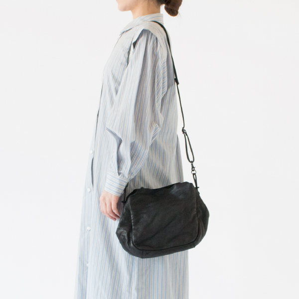 通勤やお出かけ用のバッグに(CHARCOAL BLACK)