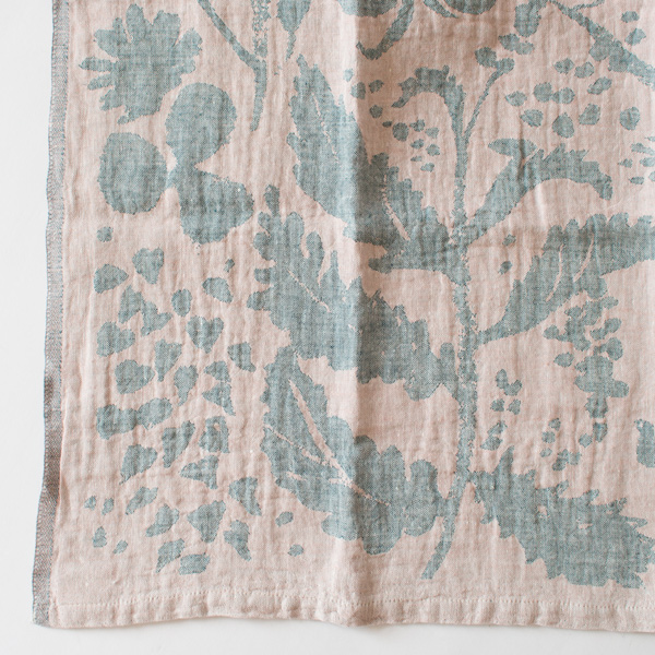 自然豊かなフィンランドらしい、森の草花が自由に描かれています(ROSE PETROLEUM)