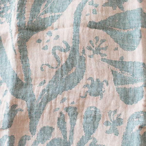 自然豊かなフィンランドらしい、森の草花が自由に描かれています(ROSE PETROLEUM)