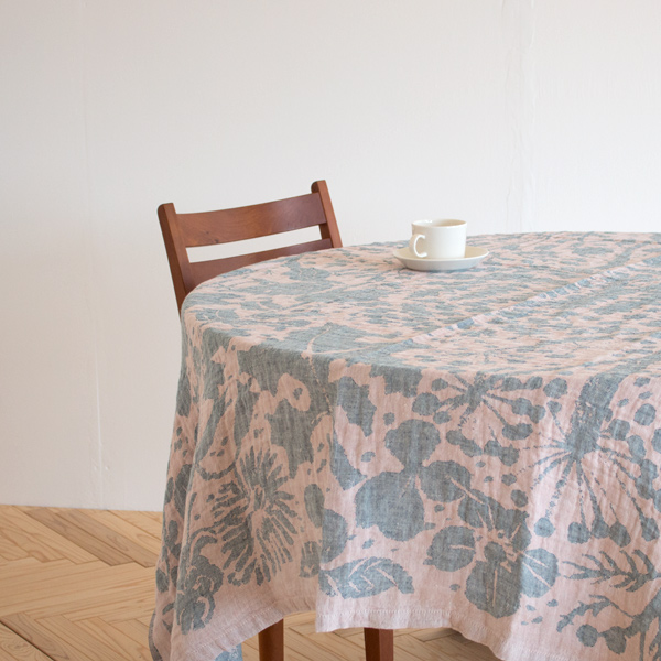 気兼ねなく洗うことができるのでテーブルクロスにも(ROSE PETROLEUM)