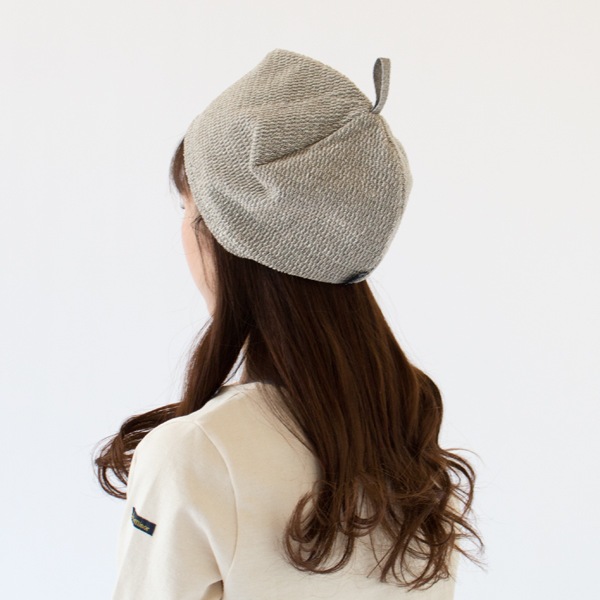 川や海でのレジャーなど、髪が濡れる様々なシーンで活用する帽子です(WHITE LINEN BLACK)