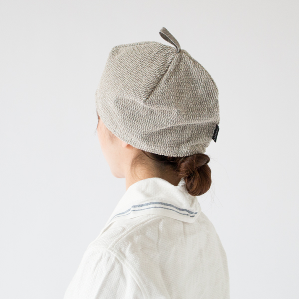 どんぐり帽のようにころんとした形が可愛らしい(WHITE LINEN BLACK)