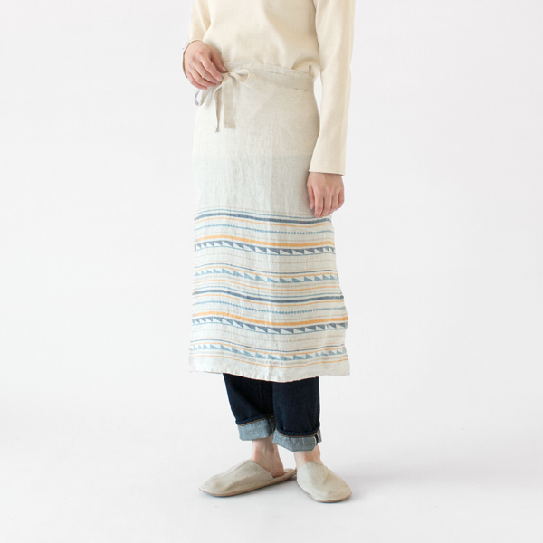 フィンランドの伝統的な刺繍から着想を得たデザイン(身長162cm・CLOUDBERRY BLUE)