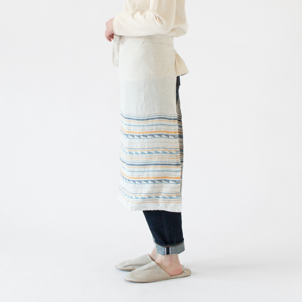 フィンランドの伝統的な刺繍から着想を得たデザイン(身長162cm・CLOUDBERRY BLUE)