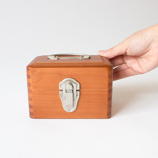 Small wooden box with handle／KURASHIKI ISHO KEIKAKUSHITSU / Shop