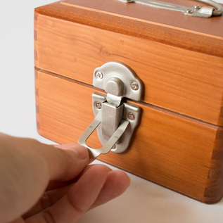 Small wooden box with handle／KURASHIKI ISHO KEIKAKUSHITSU / Shop