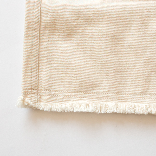 裾は切りっぱなし仕様でフリンジのようになっています(NAT)