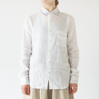 ユニセックス リネン 刺繍シャツ WHITE／Vlas Blomme