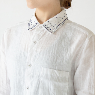 ユニセックス リネン 刺繍シャツ WHITE／Vlas Blomme（ヴラスブラム