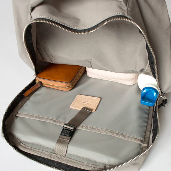 片側にはペットボトルなどが入るホルダーが付いています(GREY)