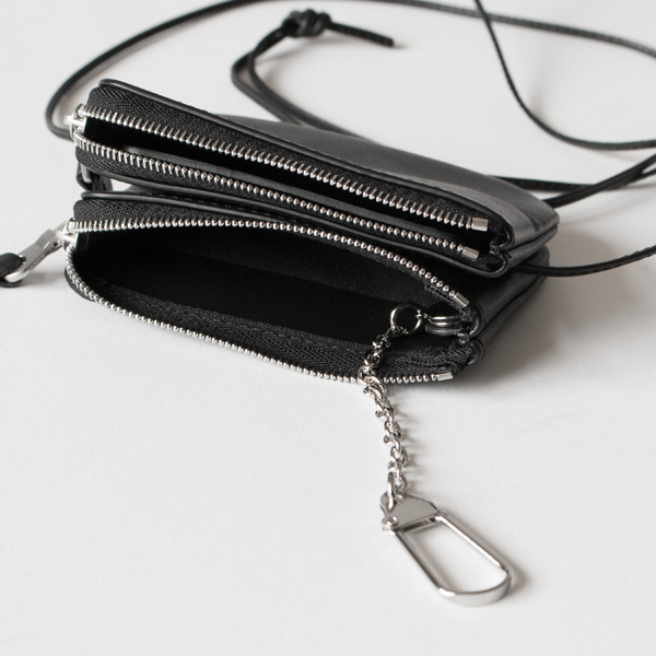 鍵が取り付けやすいフック型のパーツが付いています(BLACK)